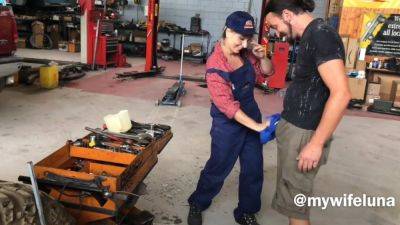 Lady - Mature mechanic lady prefers hot anal sex instead of paying for work. - anysex.com